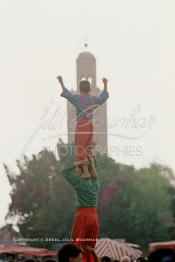 Image du Maroc Professionnelle de  Les acrobates, connus sous le nom d'Oulad Sidi Ahmad Ou Moussa, sont les héritiers traditionnel de l'école du Cheikh de Tazeroualet, fief de la famille maraboutique du Saint patron Sidi Ahmad ou Moussa, véritable société d'artistes de rue marocain, qui s'exerçaient à La fameuse place Jemaa El Fana de Marrakech, la ville touristique du Maroc, Jeudi 19 Mai 1988. (Photo / Abdeljalil Bounhar)